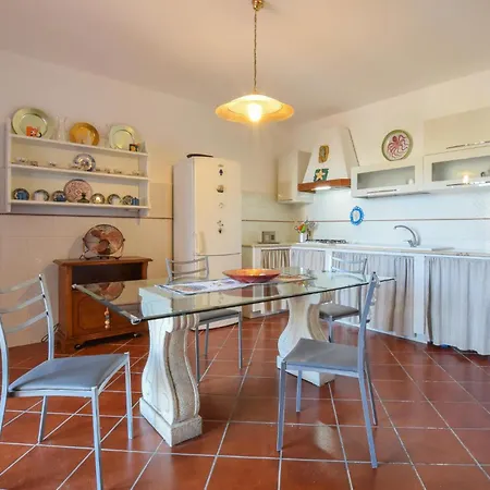 Casa vacanze 4 Bedroom Stunning In Trabia